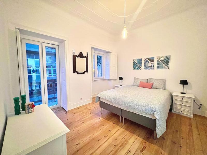Beautiful Gloria - 120m2 with A/C and garden — отель с удобствами в Лиссабоне