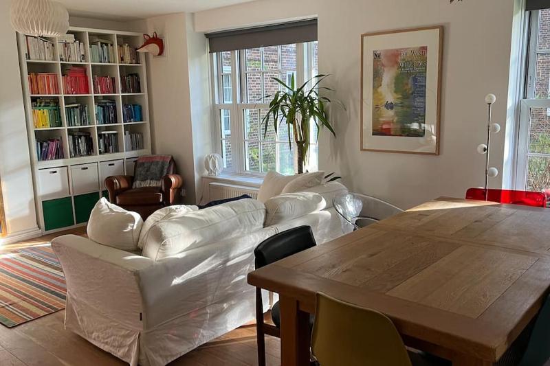 Stylish, spacious 2 bed 2 bath near Hoxton Square — забронировать отель в Лондоне
