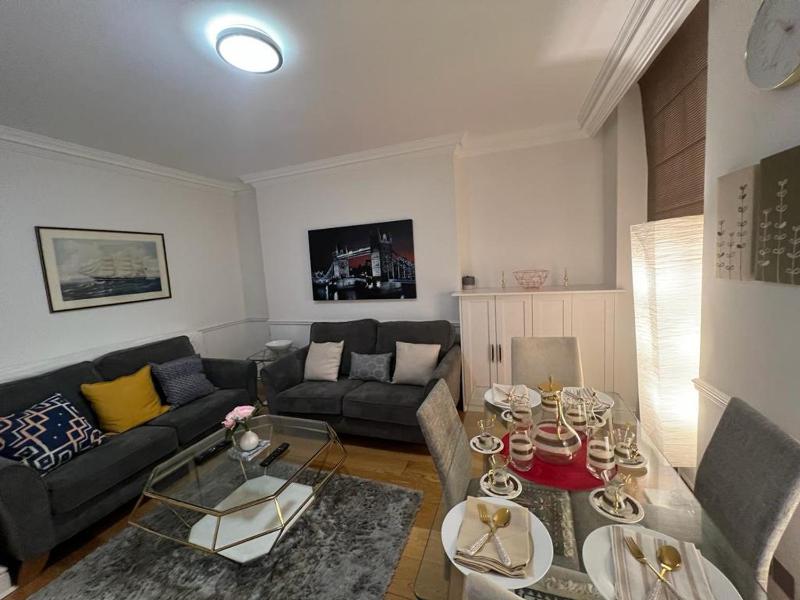 Stunning 2 bedroom apartment in Mayfair — отель с удобным расположением в Лондоне
