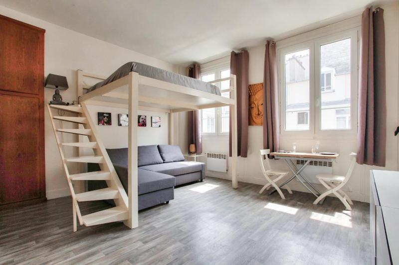 Цены на Montmartre Superbe Studio Paris в Париже