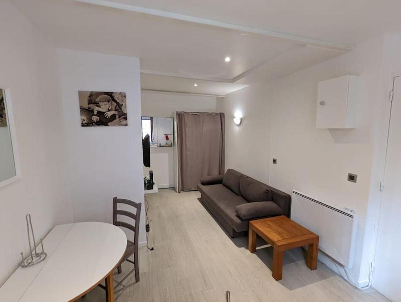 Appartment studio in heart of Montmartre Sacre Coeur — отель с удобствами в Париже