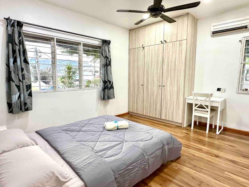Corner Homestay with Garden and Private Parking — комфортный отель в Куала-Лумпуре