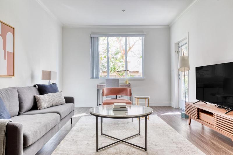 Playa Vista 1BR w Pool Lounge nr Whole Foods LAX-657 — забронировать отель в Лос-Анджелесе