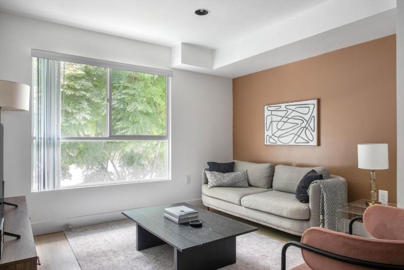 Цены на Brentwood 1br w gym rooftop nr shops bars LAX-1076 в Лос-Анджелесе