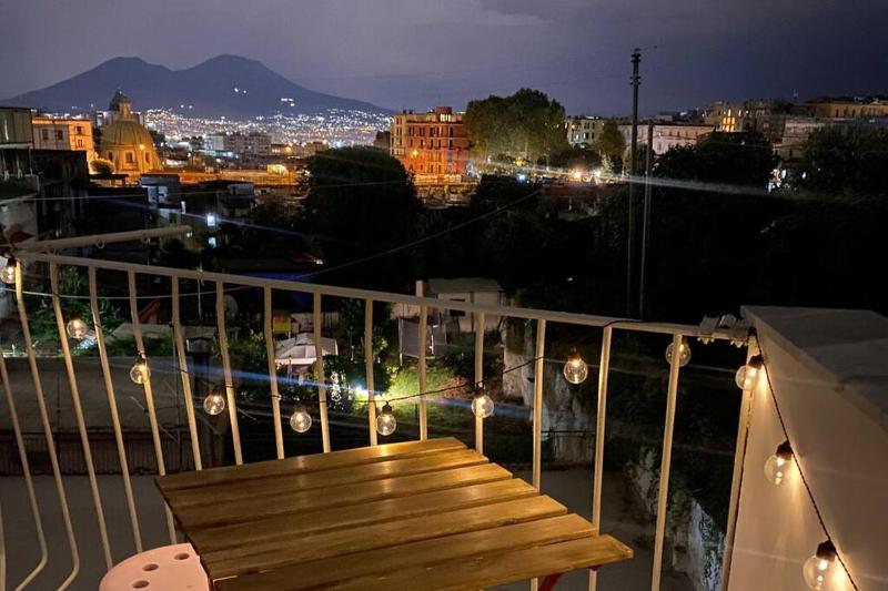 Salita Principi center Vesuvio view — забронировать отель в Неаполе
