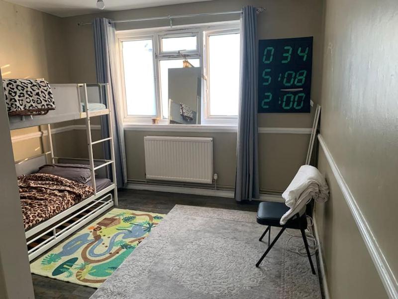 Entire 2 bedroom apartment — забронировать отель в Лондоне