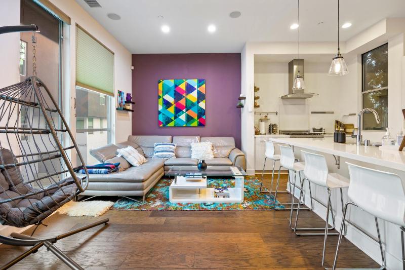Chic Silver Lake Oasis with Breathtaking City Skyline Views, Private Rooftop & Garage — отель с удобствами в Лос-Анджелесе