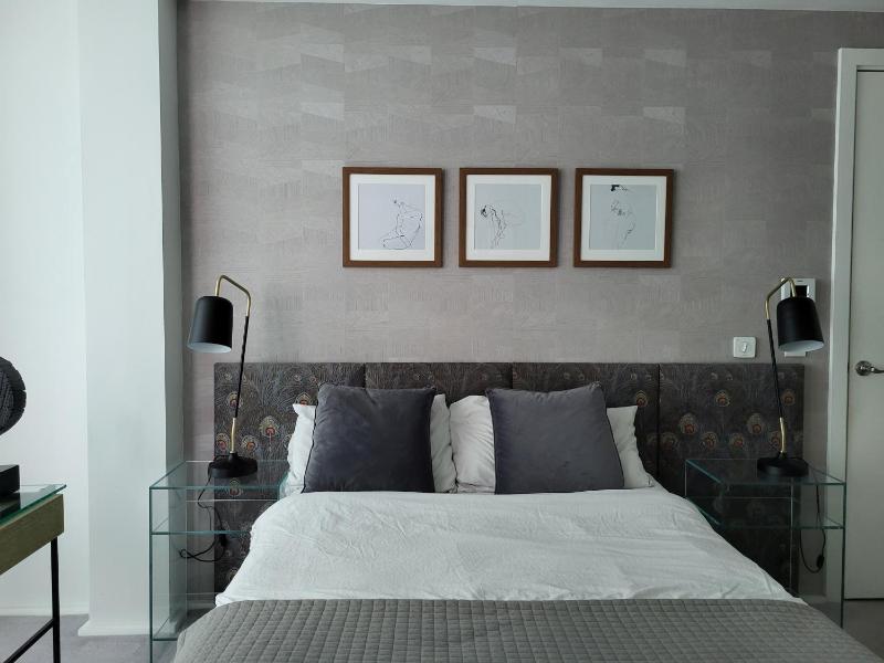 Large Ensuite Bedroom in The Heart of Canary Wharf — отель с удобствами в Лондоне