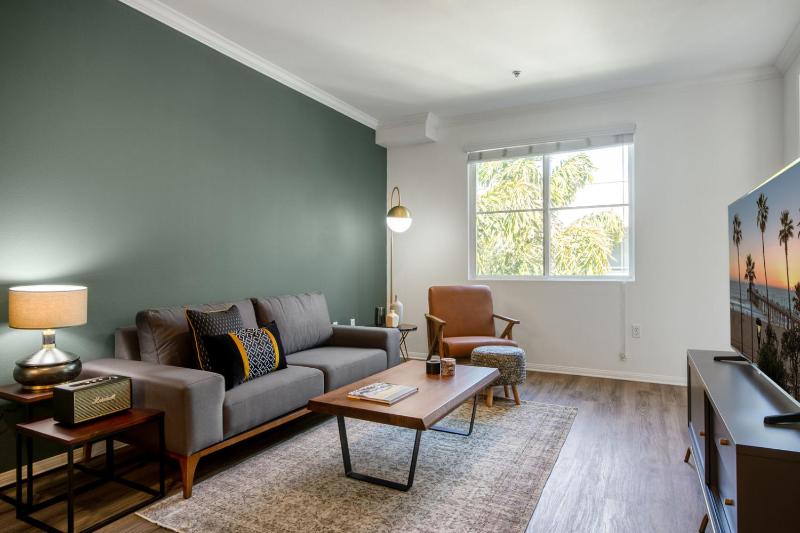 Hollywood 1BR w Gym Pool nr Sunset Blvd LAX-102 — отель в Лос-Анджелесе, Соединенные Штаты Америки