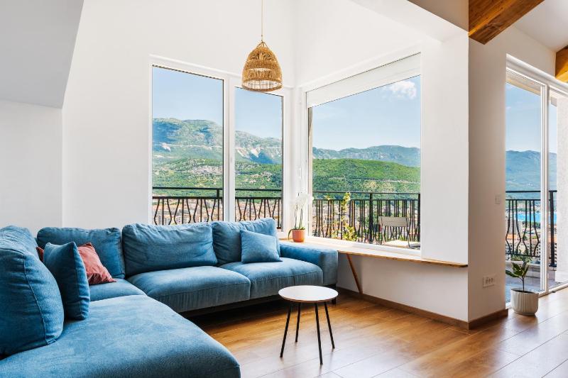 2-floor penthouse with stunning views — отель с удобным расположением в Будва