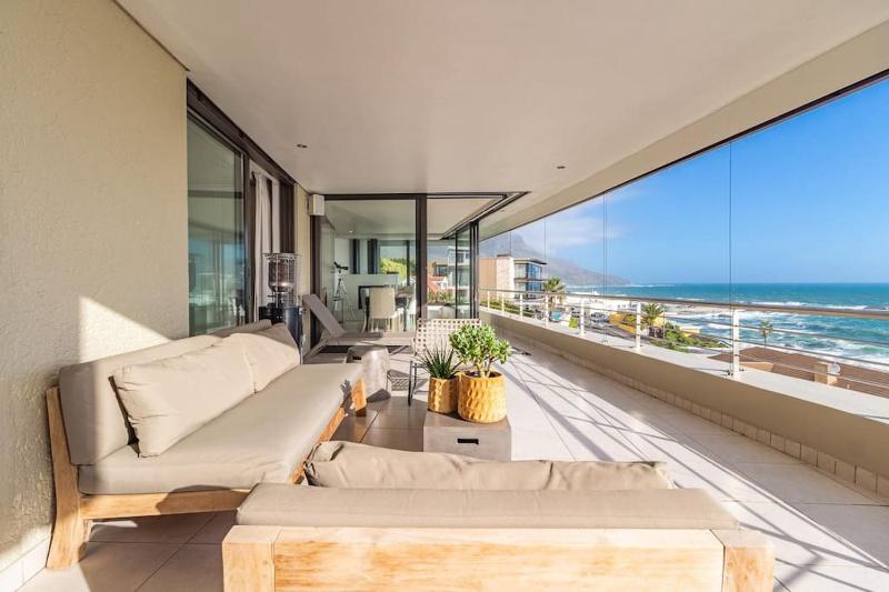 Camp's Bay Penthouse Apartment — отель с удобным расположением в Кейптауне