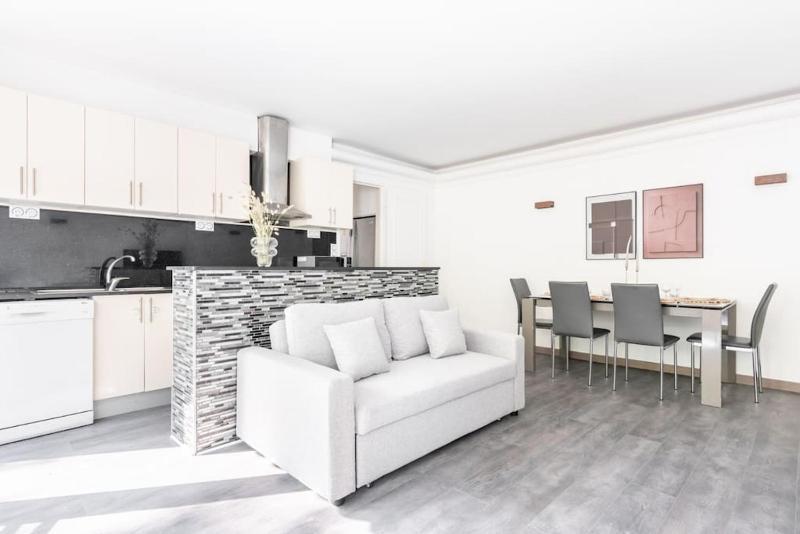 Apartment with balcony next to Buttes Chaumonts — отель с удобствами в Париже