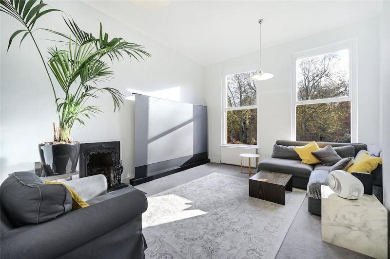 Цены на Luxury 2-bedroom Apartment in Prime South Kensington в Лондоне