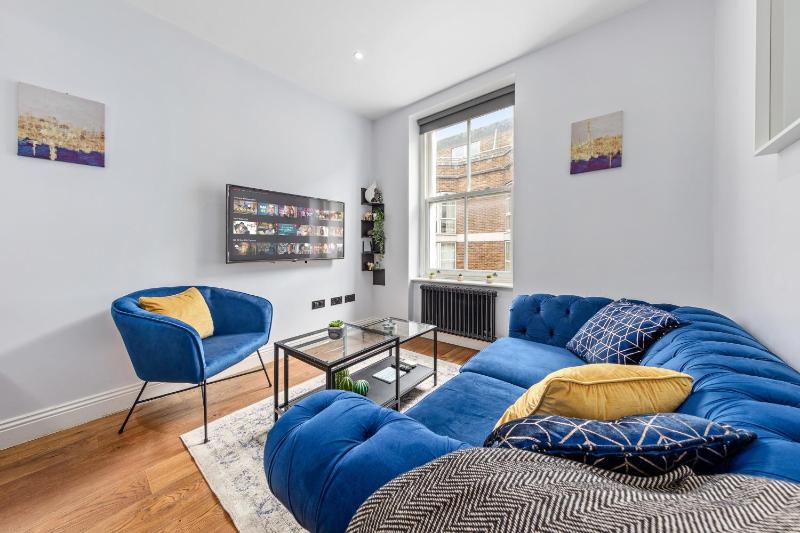 Цены на Stylish 2 bedroom apartment in Westminster Sleeps 5 with AC в Лондоне