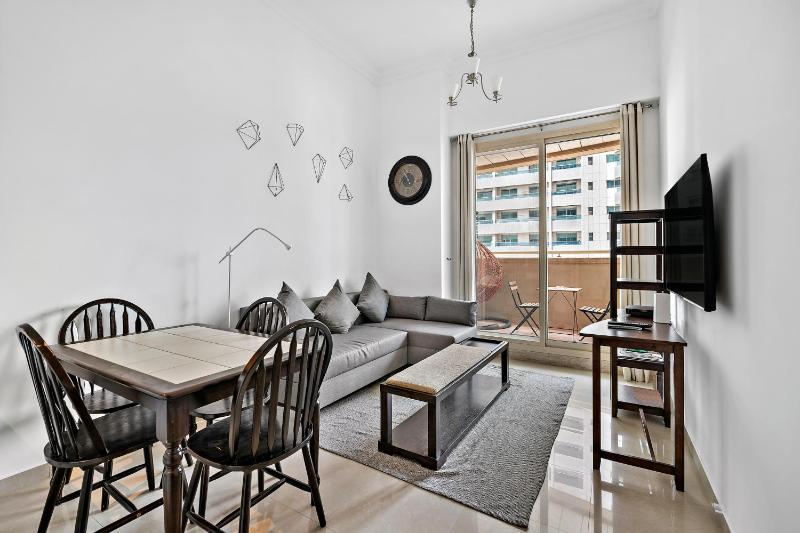 Trendy 1BR Dubai Marina Apartment with Pool & Gym — комфортный отель в Дубае