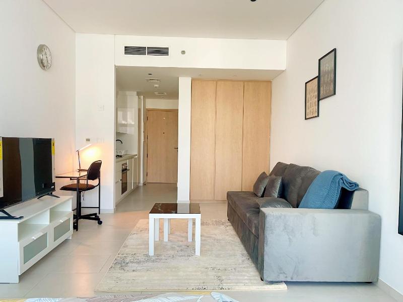 Very Large Luxury studio with canal view in Business bay — отель с удобствами в Дубае