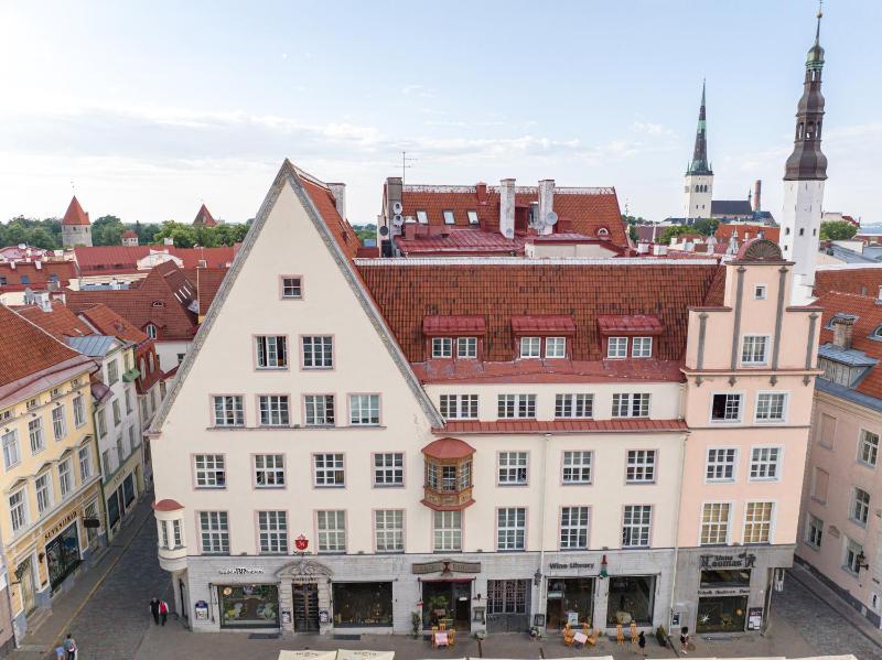 Old Town - Hall Square Apartment — отель в таллине, Эстония