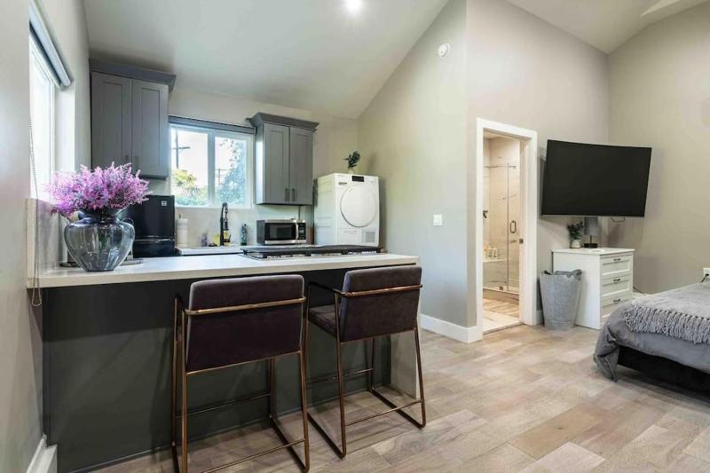 Cozy Private Guest House Pet Friendly Free Parking — отель с удобным расположением в Лос-Анджелесе