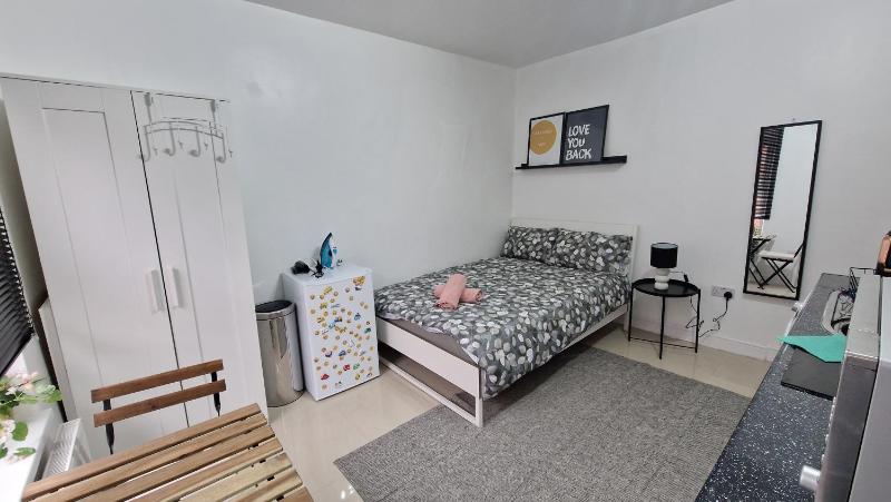SMALL COZY STUDIO ZONE 1 LONDON — отель с удобным расположением в Лондоне