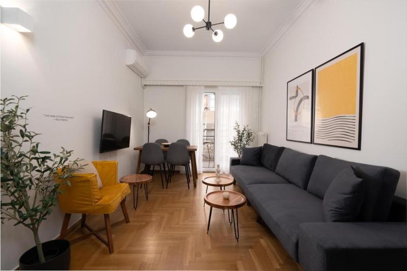 Vibrant Urban Getaway: Charming 2-Bedroom near Bars, Parks, and Metro — забронировать отель в Афины