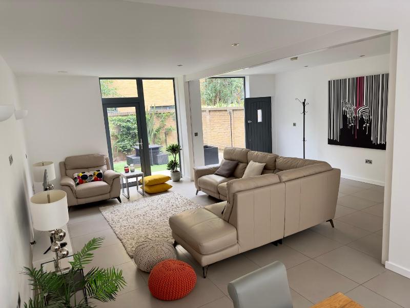 Central London Luxury 4 Bed Home — отель с удобствами в Лондоне