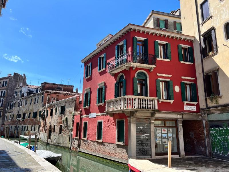 Splendid "True Venice Apartment" overlooking water — отель с удобным расположением в Венеции