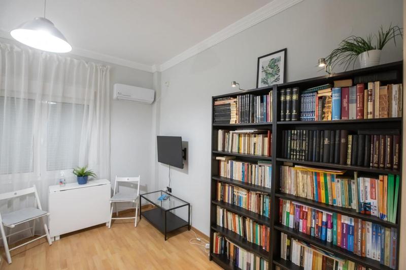 Sophie's house near the city center — забронировать отель в Афины