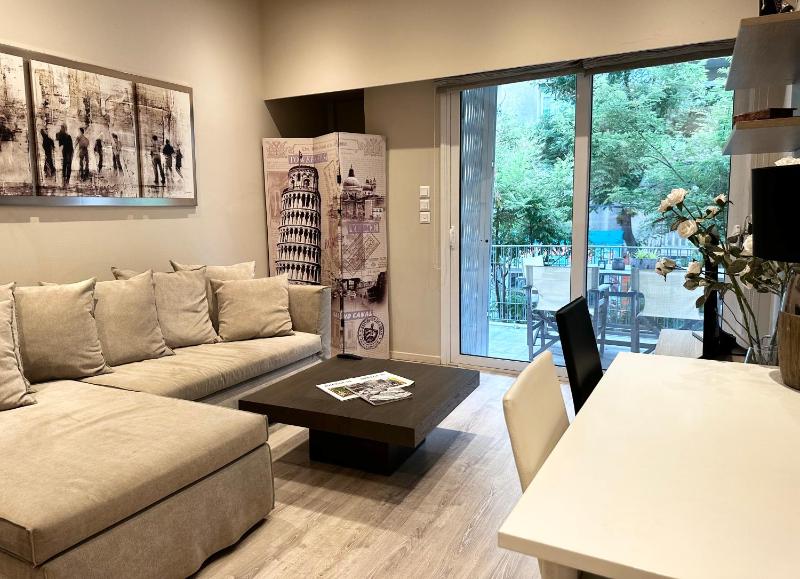 Deluxe City Apartment — отель с удобным расположением в Афины