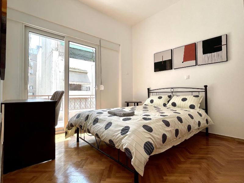 4-bedroom Family apartment in the center of Athens — отель с удобным расположением в Афины
