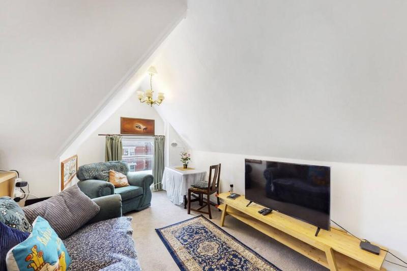Homely 1 BR apartment with parking in Streatham — отель с удобным расположением в Лондоне