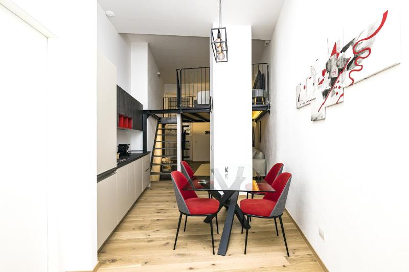 Loft La Sedia Rossa - Centro Storico — отель с удобствами в Милане