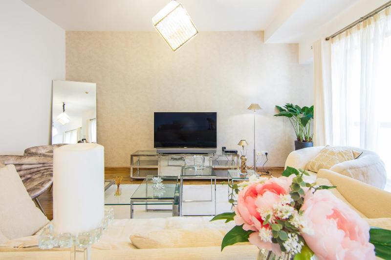 Huge 1BR Apartment in JBR — забронировать отель в Дубае