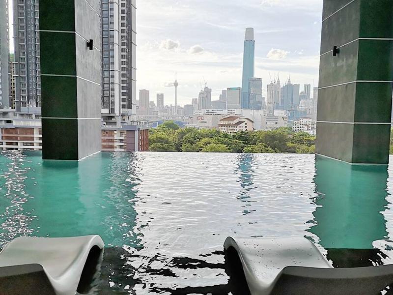 Pool Heaven 2 beside Velocity Mall & MRT station — комфортный отель в Куала-Лумпуре