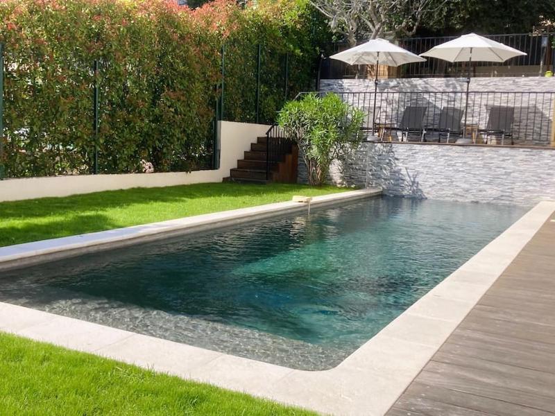 Superbe villa toute equipee, vue mer, a 1km des plages, piscine, barbecue, jeux enfants, mini golf, boulodrome, ping-pong, parking prive — отель с удобствами в Николь