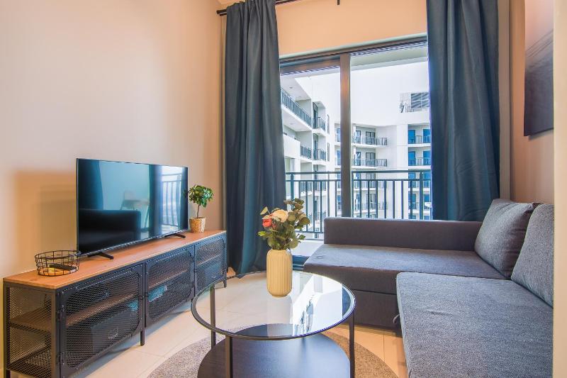 Elegant 1BR Canal View in Business Bay - Near Metro — забронировать отель в Дубае