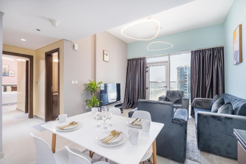 Trinity Holiday Homes - Spacious Modern Living 1BR & 2BR Unique Apartment — отель с удобным расположением в Дубае
