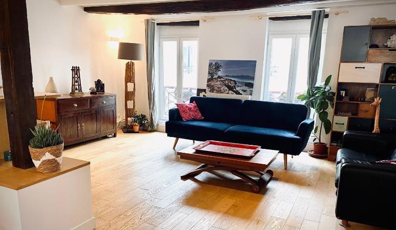 Цены на Appartement convivial proche du Canal Saint Martin в Париже