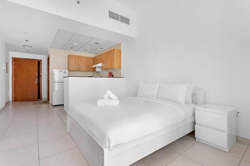 Lovely Studio Marina Tower Dubai — отель с удобствами в Дубае