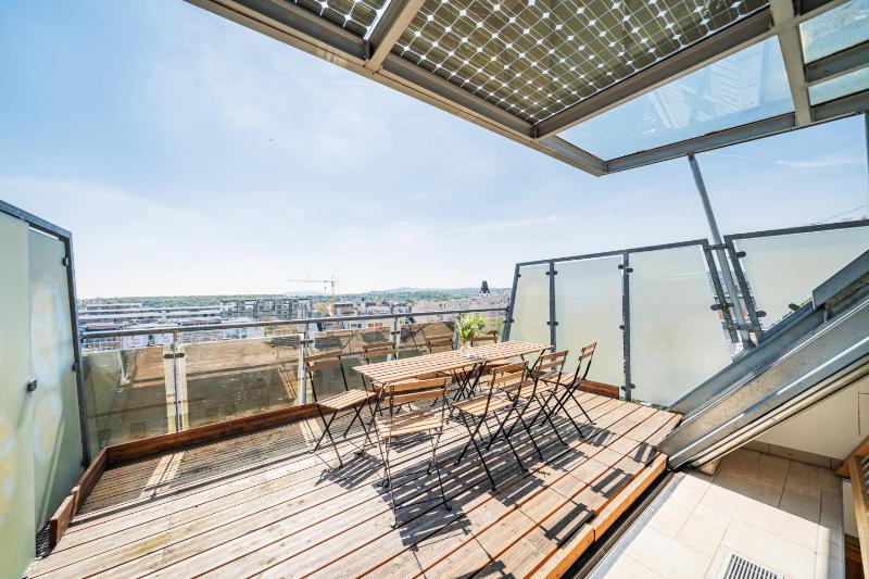 Apartments next to Schonbrunn - Free Parking !!! — отель с удобным расположением в вене