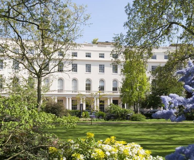 Beautiful Central London Mews, sleeps 4 — отель с удобным расположением в Лондоне