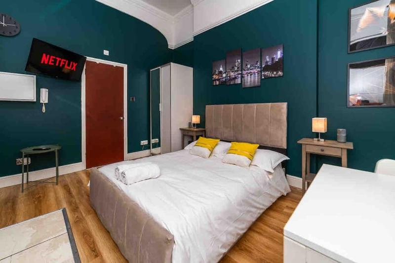 Hyde Park Studio 8 — отель с удобствами в Лондоне