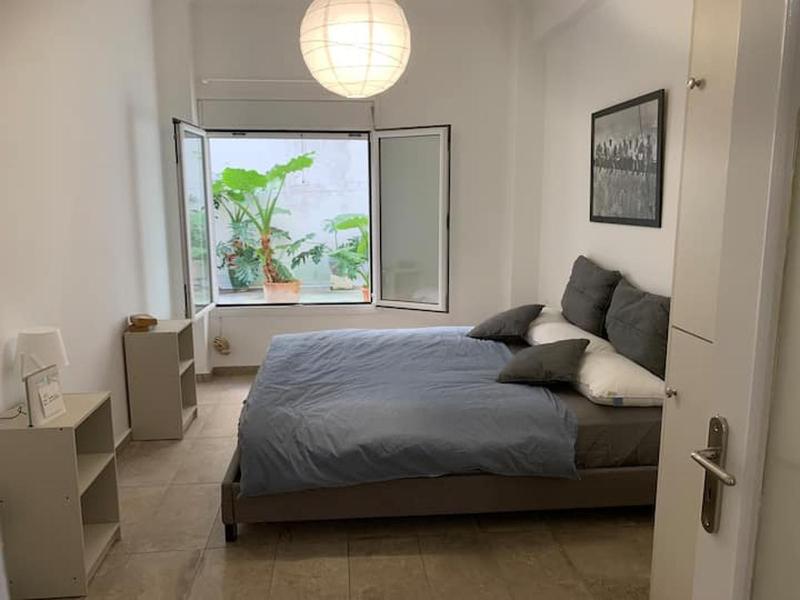 Downtown Athens flat - sleeps 4 — отель в Афины, Греция