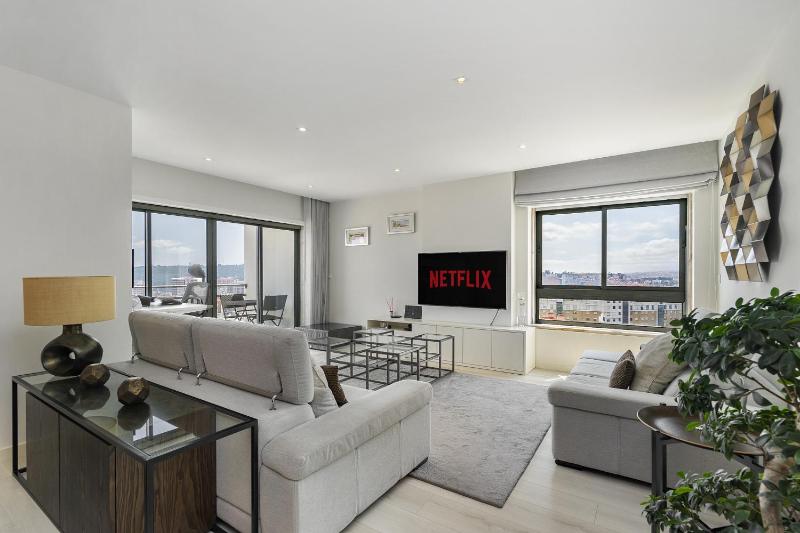 Family Condo: Urban Retreat w/Parking, AC, Elevator in Great Location — отель с удобствами в Лиссабоне