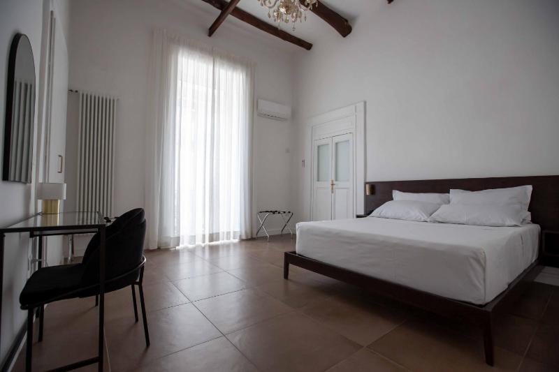 Domus Delia Luxury Apartment — отель с удобным расположением в Неаполе