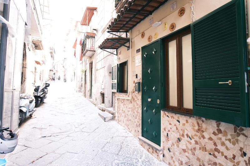 MONTAGNOLA34 -Centro Storico- — комфортный отель в Неаполе