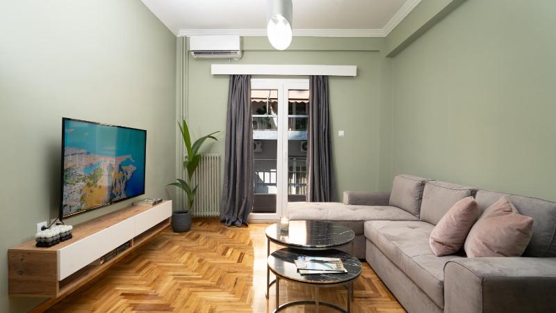 City Center Apt. on a Traffic Free Street — отель с удобствами в Афины