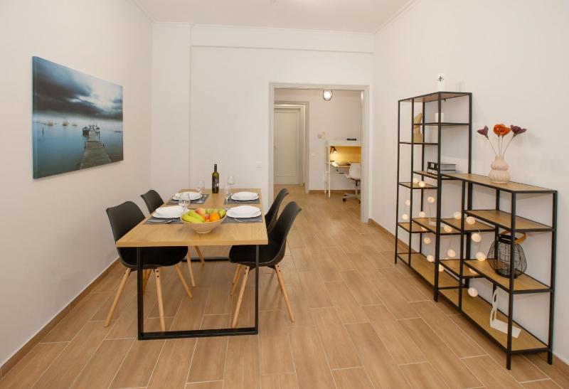 Beautiful apt near the sea by GHH — отель с удобным расположением в Афины