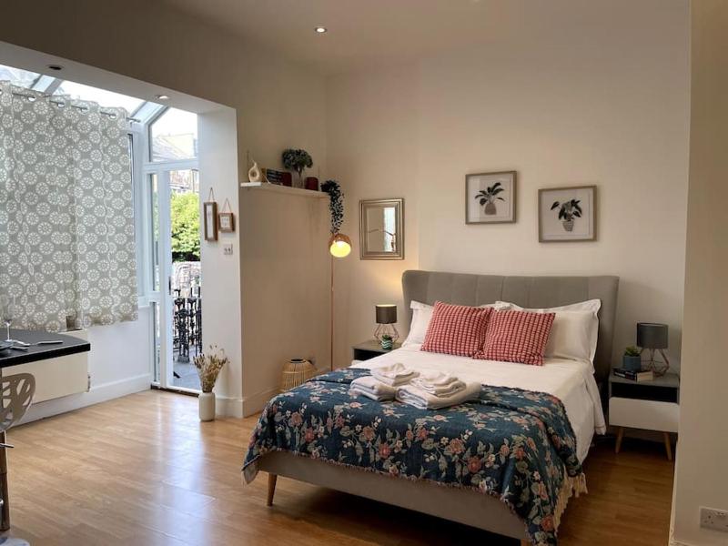 Cute&Cozy Studio Apt in Barons Court — комфортный отель в Лондоне