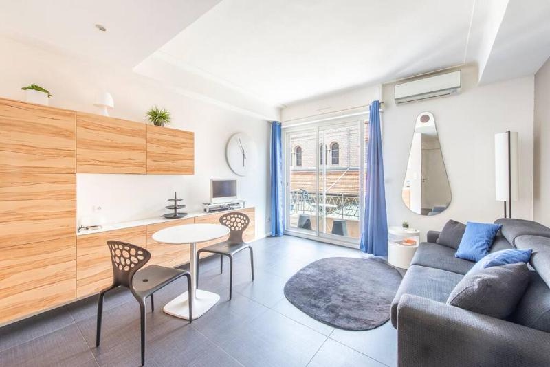 Balcony-Beautiful-Central-1 block beach-A.C-WIFI — отель в Николь, Франция