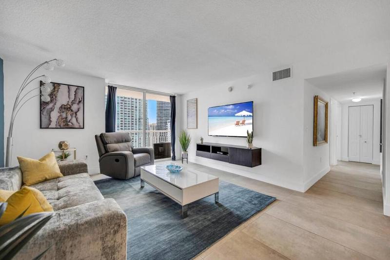 37th floor Amazing spacious unit with parking — отель с удобным расположением в Майами